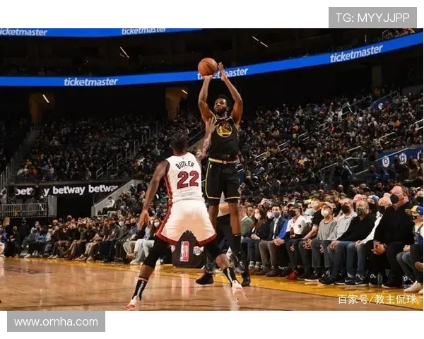 詹姆斯与马克西拉文训练中感到背部不适 经检查确认情况 詹姆斯与马克西拉文训练中感到背部不适 经检查确认情况